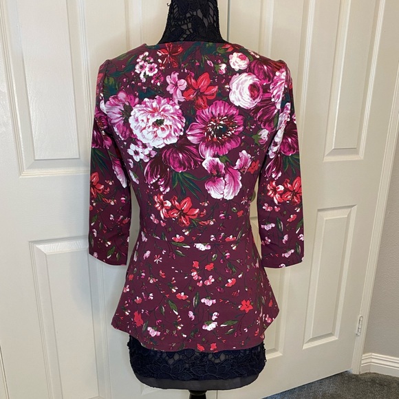 Isaac Mizrahi, floral, peplum top with 3/4 sleeves. Size XS - Picture 3 of 8